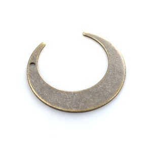 0.8 x 28 x 30 mm ,Antique Brass Crescent Shape Charms -  1 Hole