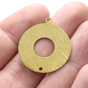 0,8 x 25 x 28 mm , Raw Brass Textured Round Bevindingen - 2 Hole
