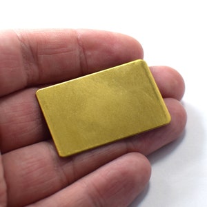 Può includere: Una piccola barra d'oro rettangolare.