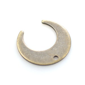0.8 x 19 x 20 mm ,Antique Brass Crescent Shape Charms -  1 Hole