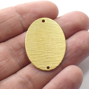 0,8 x 23 x 32 mm, ciondoli ovali testurti in ottone grezzo - 2 fori