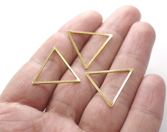 Puede incluir: Tres marcos de metal de forma triangular de color dorado. Los marcos están abiertos y tienen un acabado liso y pulido.