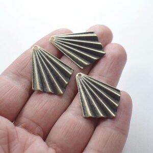 0.5 x 25 x 32 mm, Antique Brass Triangle Charms - Antique Brass Fan Pendant - Fan Earring Findings - Jewelry Supplies - 1 Hole