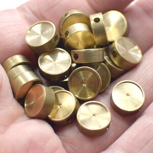 4 x 10 mm, Runda industriella infattningar i rå mässing - Dubbelsidigt mellanrum 9 mm - Mitthål 2,2 mm