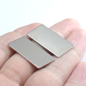 Puede incluir: Dos imanes rectangulares de color plateado.