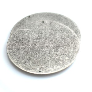 Encantos de plata antigua-Redondo 2 hallazgos de agujeros , 0.5 x 52 mm , Encantos , Disco de estampado