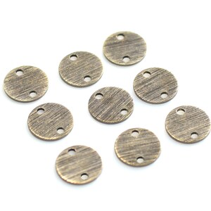 0,8 x 10 mm, antike Messing runde strukturierte Stempelscheibe - 2 Loch