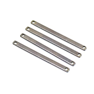 Könnte beinhalten: Vier silberne Metall-Sprünge mit leicht strukturierter Oberfläche. Die Ringe sind etwa 2,5 cm lang und haben an jedem Ende ein kleines Loch.