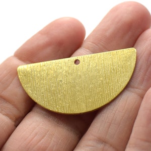 0,8 x 20 x 40 mm, Raw Brass Textured Halve Cirkel Charmes - 1 Hole