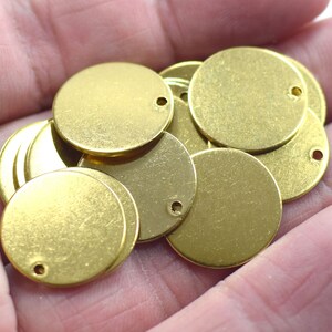 0.8 x 16 mm、生の真鍮スタンピングディスク - 丸型 1 穴金具