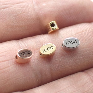 3 x 4 x 6 mm Ovale Solido, Perline Incise Al Laser, Perline Logo Laser, Perline Logo Laser Personalizzate, Perline Logo Mini Laser Solid - Foro 2 mm