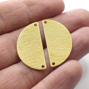 0,8 x 15 x 30 mm, Raw Brass Textured Halve Cirkel Charmes - 2 Hole
