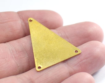 Könnte beinhalten: Ein goldfarbener, dreieckiger Metallanhänger mit drei Löchern an den Rändern.