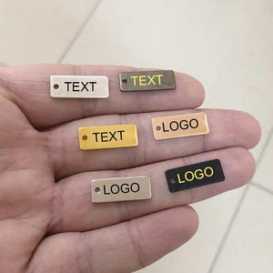 Etiqueta rectangular con logotipo personalizado - Dijes con logotipo personalizado - Dijes para joyería - 0,8 x 8 x 20 mm - Etiqueta metálica personalizada - 1 orificio