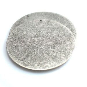 Encantos de plata antigua-Redondo 1 hallazgos de agujero , 0.5 x 52 mm , encantos , disco de estampado