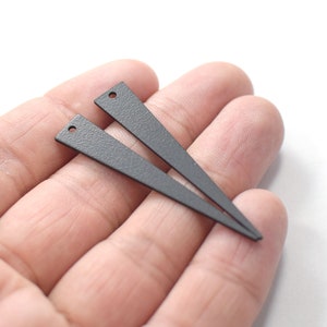 0.8 x 8 x 50 mm , Black Color Triangle Shape Findings -  1 Hole