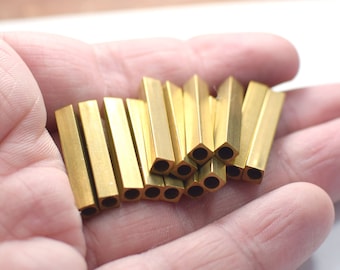 4 x 4 x 25 mm Surowe mosiężne kwadratowe elementy rurowe - otwór 3,2 mm okrągły
