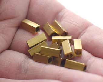 4 x 4 x 10 mm, kwadratowe, surowe mosiężne elementy rurowe - otwór okrągły 3,2 mm