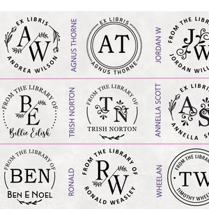 Puede incluir: Nueve sellos circulares en blanco y negro con adornos decorativos e iniciales. Cada sello incluye un nombre y el texto "From the Library of" o "Ex Libris".