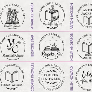 Puede incluir: Nueve sellos de biblioteca redondos, en blanco y negro, personalizados con diferentes nombres y dise&ntilde;os. Cada sello presenta un libro, flores o iniciales. El texto en los sellos dice "From the Library of" seguido del nombre.