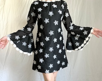 M Vintage 60s Bell Sleeve Daisy Mini Dress | Mod Gogo Hippie Festival Woodstock