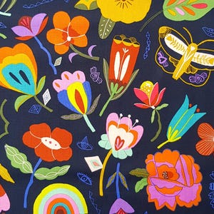 Könnte beinhalten: Ein marineblauer Stoff mit einem bunten Blumenmuster. Das Muster enthält Blumen, Schmetterlinge, Vögel und Herzen. Der Stoff hat einen gewellten Rand.