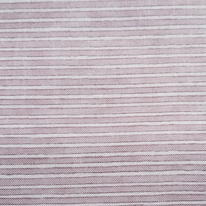Peut inclure: Gros plan sur un tissu rose clair à fines rayures blanches. Le tissu a une texture subtile.