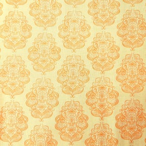 Puede incluir: Una tela con un patrón floral naranja repetido sobre un fondo amarillo claro. Un bolígrafo negro se coloca sobre la tela para la escala. El patrón es un diseño de damasco estilizado, adecuado para tapicería o proyectos decorativos.