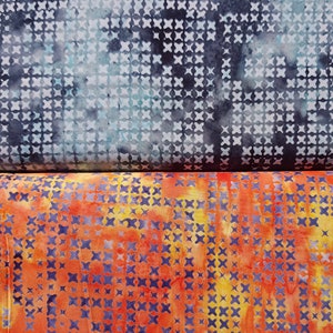 Peut inclure: Deux échantillons de tissu avec un motif répétitif de petites croix. L'échantillon du haut est bleu clair avec des croix bleu foncé. L'échantillon du bas est orange vif avec des croix violet foncé.