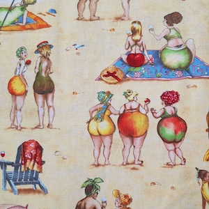 Könnte beinhalten: Ein skurriles Stoffdesign mit Cartoon-Frauen in Vintage-Badeanzügen, die einen Tag am Strand genießen. Die Illustration umfasst Strandstühle, Handtücher und Eiswaffeln, mit einem Drachen im Hintergrund. Die Farbpalette ist weich, mit sandigem Beige und Pastelltönen.