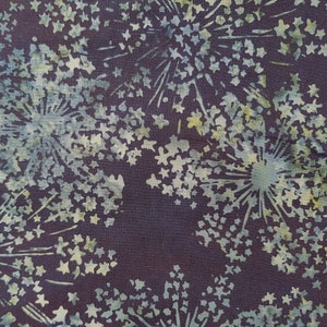Peut inclure: Un tissu violet foncé avec un motif répétitif d'étoiles blanches et vertes et de feux d'artifice stylisés.