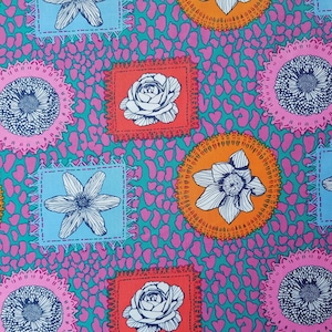 Peut inclure: Un tissu turquoise avec un motif floral rose et blanc. Le tissu présente une variété de fleurs, notamment des roses, des marguerites et d'autres fleurs. Le tissu est parfait pour les projets d'artisanat, tels que la courtepointe, la couture et le scrapbooking.