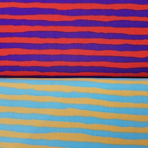 Könnte beinhalten: Zwei Stoffmuster mit horizontalen Streifen. Das obere Muster ist lila mit roten Streifen. Das untere Muster ist blau mit goldenen Streifen.