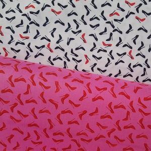 Op de afbeelding: Twee stofstalen met een herhalend patroon van hoge hakken. De bovenste staal is wit met zwarte schoenen en rode hakken. De onderste staal is roze met rode schoenen.