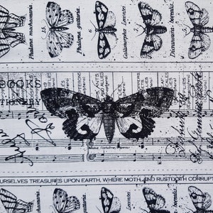 Könnte beinhalten: Schwarz-weißes Stoffmuster mit Vintage-Design mit Schmetterlingen und Noten. Der Text "Journal" ist in großen Buchstaben oben auf dem Stoff gedruckt. Der Stoff enthält auch den Text "Ourselves treasures upon earth, where moth and rust doth corrupt... But lay up for yourselves".