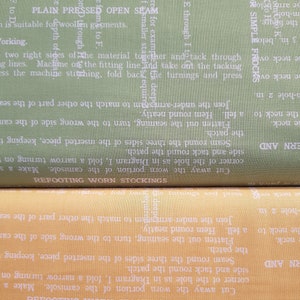 Könnte beinhalten: Eine Nahaufnahme eines Stoffes mit hellgrünem Hintergrund und weißem Text. Der Text ist eine Sammlung von Wörtern und Phrasen, die sich auf Nähen und Kleidung beziehen, darunter "PLAIN PRESSED OPEN SEAM", "REFOOTING WORN STOCKINGS" und "FEATHER STITCHING".