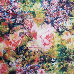 Könnte beinhalten: Ein farbenfroher Blumenstoff mit einer strukturierten, fast malerischen Gestaltung. Der Stoff zeigt eine Vielzahl von Blumen in Schattierungen von Rosa, Rot, Blau, Grün und Gelb.