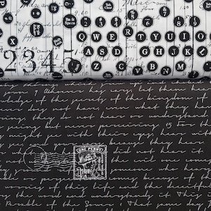 Op de afbeelding: Zwart-witte stof met een vintage typemachinetoetsenbordontwerp. De stof heeft een herhalend patroon van typemachinetoetsen met letters en cijfers. De stof bevat ook een vintage postzegel met de tekst "One Penny".