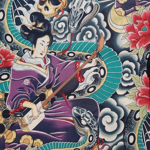 Op de afbeelding: Een kleurrijke stof met een Japans geïnspireerd ontwerp met een vrouw die een traditioneel instrument bespeelt, een schedel en bloemmotieven. De stof is een mix van zwart, wit, groen, rood en paars.