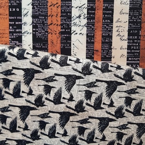 Tela di cotone di Tim Holtz per Free Spirit - "Frightful" Crows & Haunted - 0,5 m x 1,10 m