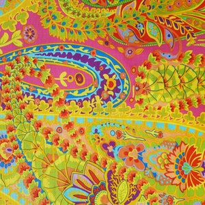 Puede incluir: Una tela de paisley colorida con fondo rosa y patrones florales amarillos, verdes, azules y rojos.