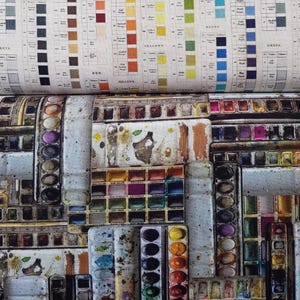 Könnte beinhalten: Eine Sammlung von Vintage-Aquarellfarben-Sets und eine Farbkarte. Die Farbkasten befinden sich in Metallbehältern und zeigen eine Vielzahl von Farben, darunter Rot, Gelb, Blau und Grün. Die Farbkarte zeigt Farbfelder.