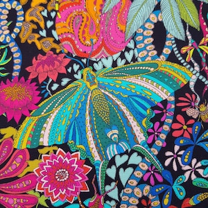 Könnte beinhalten: Ein farbenfroher Stoff mit einem großen Schmetterling mit türkisfarbenen und gelben Flügeln, umgeben von Blumen und anderen botanischen Elementen in Rosa, Orange und Grün auf schwarzem Hintergrund. Das Design ist aufwendig und detailliert.