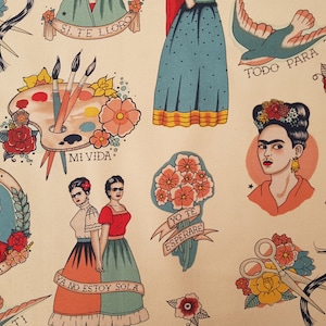 Op de afbeelding: Een kleurrijke stof met een herhalend patroon van Frida Kahlo ge&iuml;nspireerde illustraties. De illustraties omvatten een portret van Frida Kahlo, bloemen, een palet, een vogel en tekst in het Spaans. De stof is cr&egrave;mekleurig met een lichtgele achtergrond.