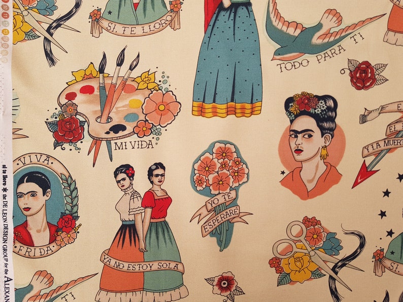Op de afbeelding: Een kleurrijke stof met een herhalend patroon van Frida Kahlo ge&iuml;nspireerde illustraties. De illustraties omvatten een portret van Frida Kahlo, bloemen, een palet, een vogel en tekst in het Spaans. De stof is cr&egrave;mekleurig met een lichtgele achtergrond.