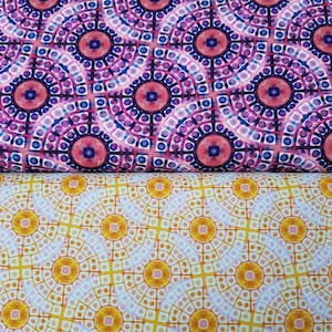 Könnte beinhalten: Zwei Stoffmuster mit geometrischen Mustern. Das obere Muster hat ein pinkfarbenes, violettes und blaues Muster mit einem kreisförmigen Design. Das untere Muster hat einen weißen Hintergrund mit einem gelben und orangefarbenen kreisförmigen Muster.