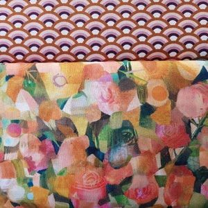 Puede incluir: Tela floral abstracta con un dise&ntilde;o pict&oacute;rico colorido en tonos rosas, naranjas, amarillos y verdes. La tela tiene una superficie texturizada, ligeramente rugosa.