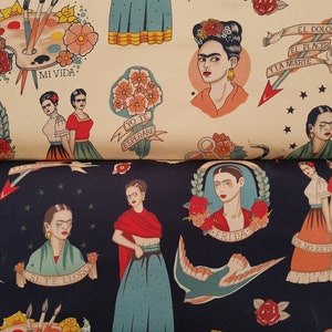 Könnte beinhalten: Zwei Stoffbahnen mit einem schwarz-weißen Frida Kahlo-Motiv. Die obere Bahn ist cremefarben mit einem schwarz-roten Druck. Die untere Bahn ist schwarz mit einem weiß-roten Druck. Der Druck zeigt Frida Kahlos Porträt, Blumen und Text in Spanisch. Der Text beinhaltet "Mi Vida", "Viva", "Yo Te Esperare", "El Dolor", "El Placer", "Yla Muerte", "Frida", "Si Te Llororo", und "Ya No Estoy Sola".