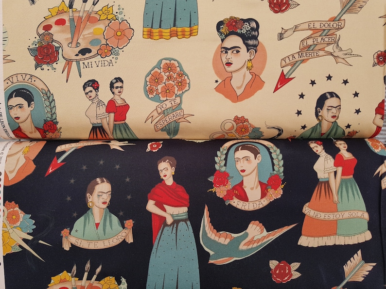 Op de afbeelding: Twee stofpanelen met een zwart-witte Frida Kahlo-print. Het bovenste paneel is cr&egrave;mekleurig met een zwart-rode print. Het onderste paneel is zwart met een wit-rode print. De print bevat Frida Kahlo's portret, bloemen en tekst in het Spaans. De tekst omvat "Mi Vida", "Viva", "Yo Te Esperare", "El Dolor", "El Placer", "Yla Muerte", "Frida", "Si Te Llororo", en "Ya No Estoy Sola".