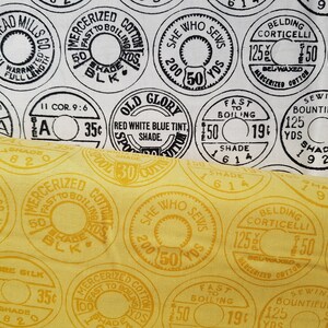 Könnte beinhalten: Nahaufnahme eines gelben Stoffes mit einem sich wiederholenden Muster aus schwarzen und weißen Garnrollen. Die Rollen tragen Text, darunter "Mercerized Cotton", "She Who Sews", "Fast to Boiling", "Belding Corticelli" und "Sewing Bountifully".
